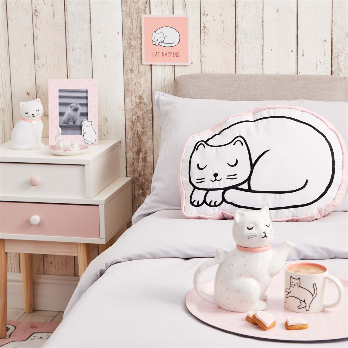 Кэт нап игрушка. Спальня для кошки. Кот в спальне. Фотостудия Cat and nap